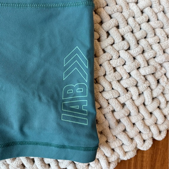 IAB | NWT Women’s 3-Inch No-Ride Mallard Green Arrows Shorts | Large - Picture 3 of 14